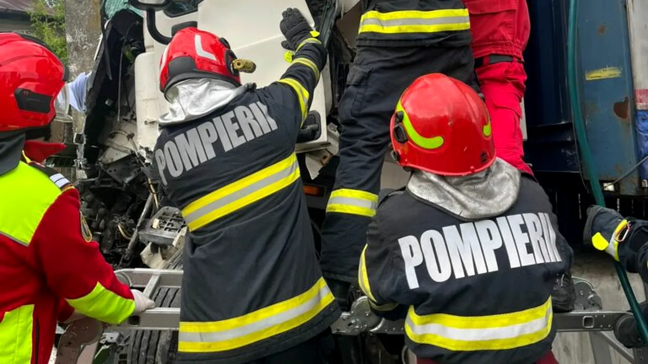 Elicopterul SMURD solicitat în Prahova după un accident între un autobuz și camion