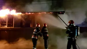 Incendiu puternic la un service auto, unde mai multe vehicule se aflau în interior/ Focul a fost stins după mai bine de o oră - FOTO, VIDEO