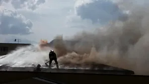 FOTO Incendiu puternic la un club şi la un restaurant din Braşov. Pompierii intervin cu cinci autospeciale de stingere, o autoscară şi un echipaj SMURD
