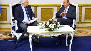 Băsescu a avut o întrevedere cu un reprezentant al Băncii Mondiale. Oaspetele a purtat o insignă cu tricolorul românesc - FOTO