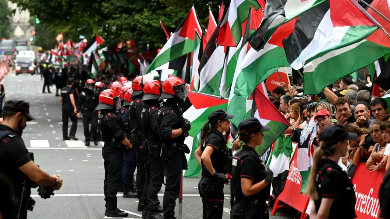 Organizatorii Turului Spaniei sugerează retragerea echipei Israel-Premier Tech pentru a evita protestele