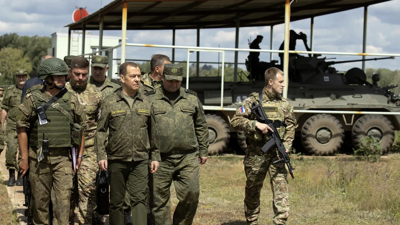 Dmitri Medvedev ameninţă din nou cu armele nucleare. El spune că Occidentul ar trebui să se roage pentru succesul Rusiei în Ucraina