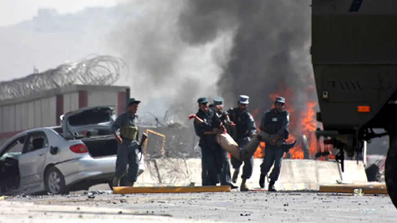 Atentat la aeroportul militar din Kabul, soldat cu victime în rândul civililor - GALERIE FOTO