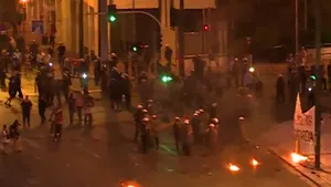 Confruntări sporadice între protestatari şi poliţie, în centrul Atenei. Zeci de tineri violenţi, reţinuţi - VIDEO