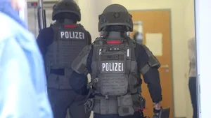 VIDEO Poliţia germană a luat cu asalt o tabără de refugiaţi, după ce un bărbat ÎNARMAT s-a baricadat în interior