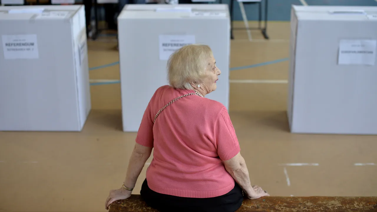 Pregătirile din ziua votului. S-au montat cabinele de votare