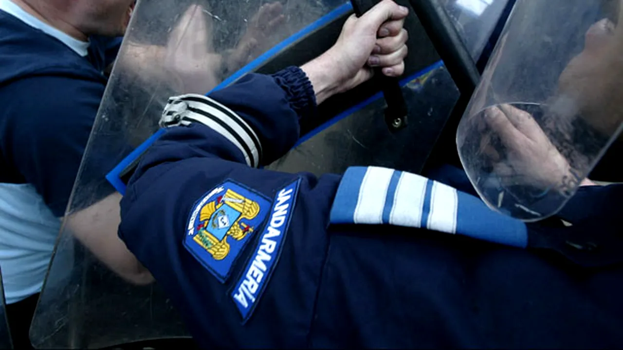 36 de suporteri stelişti, ridicaţi de jandarmi