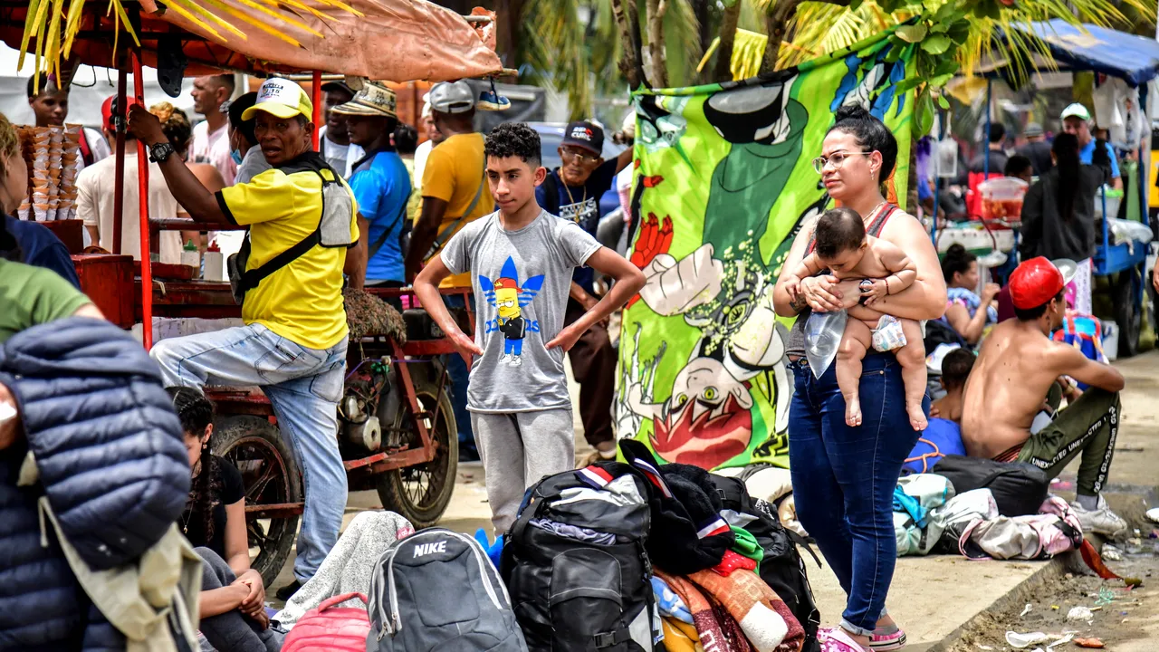 Mii de migranţi din Venezuela care vor să ajungă în SUA sunt blocaţi într-un sat din Columbia