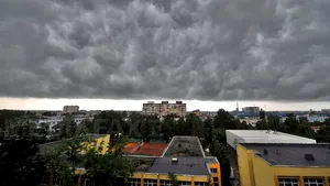 AVERTIZARE METEO: Ploi abundente în Capitală în noaptea de sâmbătă spre duminică. Cum va fi vremea în restul ţării