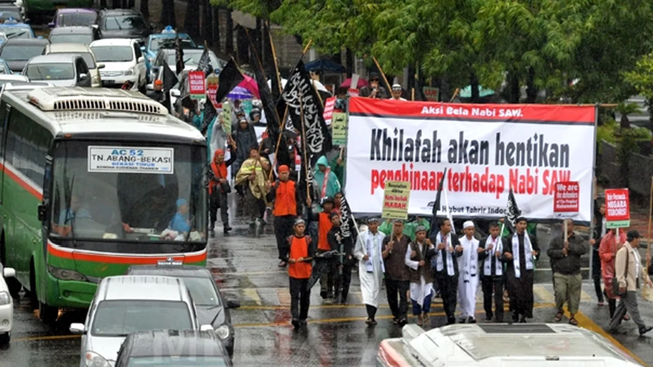 Manifestanţi islamişti radicali anti-Charlie Hebdo îndeamnă la expulzarea francezilor din Indonezia - FOTO