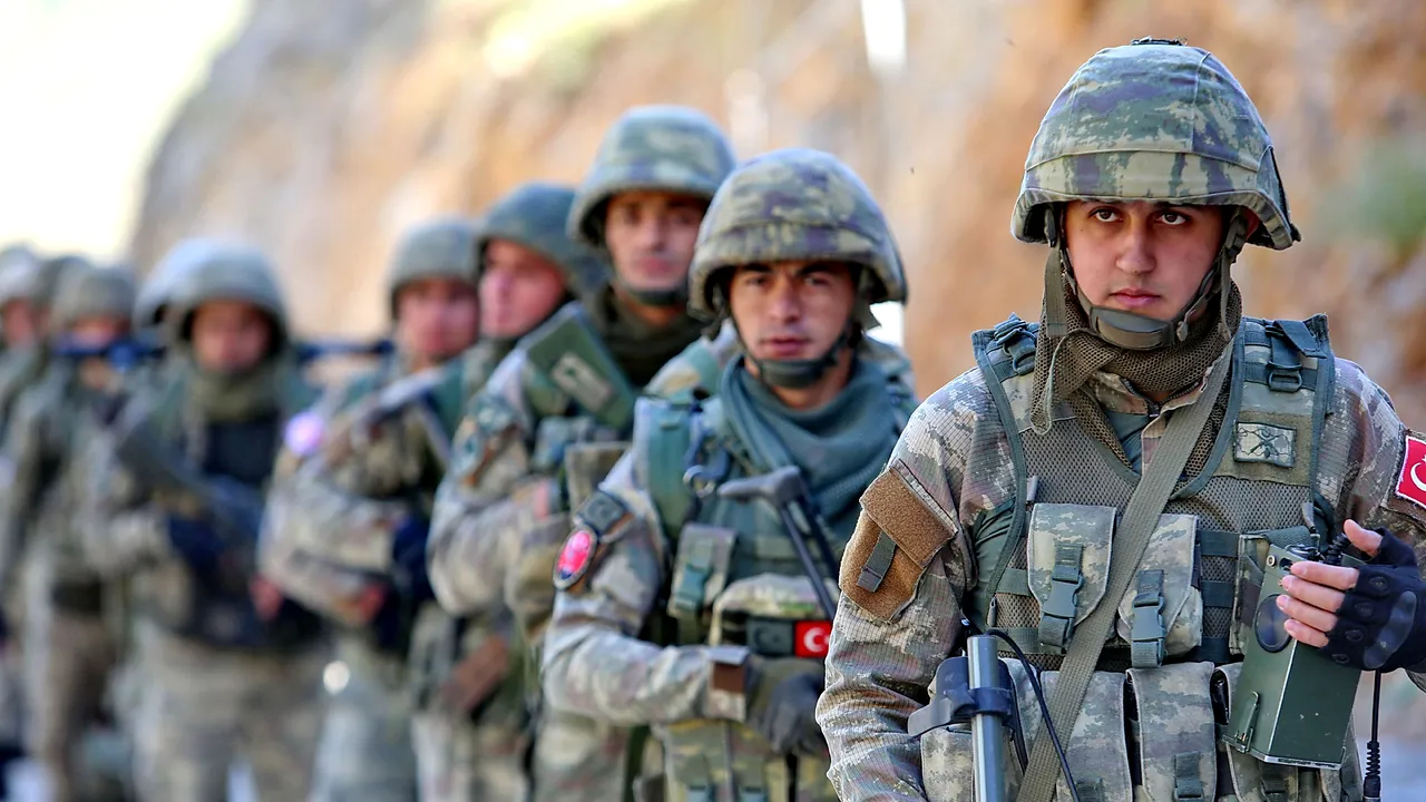 Militarii turci din străinătate au primit ordin să îi spioneze pe colegii care au dezertat - presă