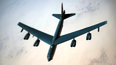 EXTERNE UPDATE: Un bombardier B-52 s-a prăbușit după decolare de la o bază militară americană din California. Se crede că opt membri ai echipajului au murit