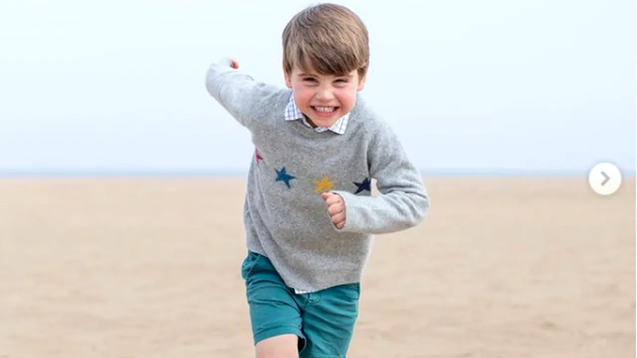Louis, cel mai mic copil al prinţului William şi al lui Kate Middleton, zâmbitor pe plajă la 4 ani