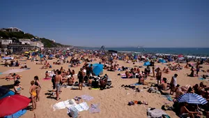 Britanicii se înghesuie pe plajă ca românii la Mamaia. Temperaturi record de 32-34 de grade Celsius