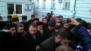 Arhiepiscopul Tomisului, înconjurat din nou de preoţi la controlul judiciar - FOTO