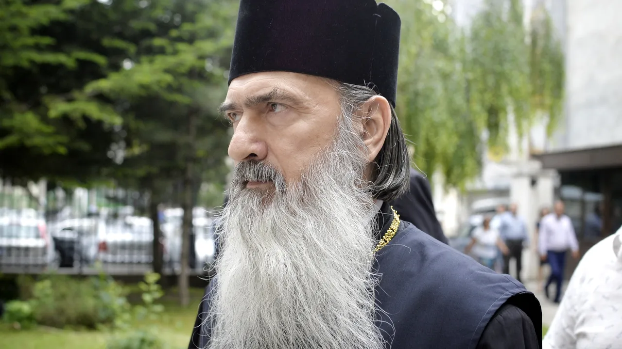 Tensiuni în BOR: IPS Teodosie nu-l cheamă la judecata Sfântului Sinod pe IPS Calinic care a criticat botezul prin scufundare