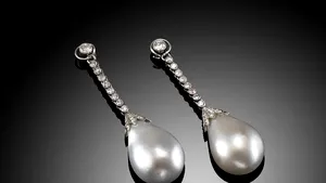 O pereche de cercei cu diamante, scoasă la o licitaţie Christie's pentru o sumă record - FOTO