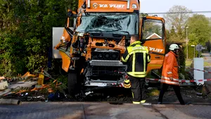 ACCIDENT: Cel puţin 12 răniţi, după ce un tren a lovit în plin un camion, în Germania/ Unele persoane sunt în stare gravă