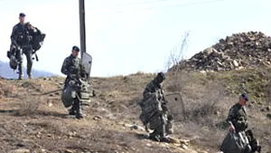 Unsprezece militari francezi răniţi luni în Kosovo au fost aduşi la Paris