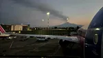 O nouă erupție a vulcanului Etna cu fântână de lavă și nor vulcanic. Aterizările la aeroportul din Catania, suspendate