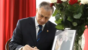 Geoană: Naţiunea poloneză trece printr-un moment de mare cumpănă