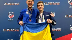 Un scrimer rus a câştigat în SUA şi a luat cu el pe podium steagul ucrainean
