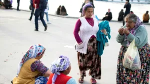 Romii din UE se confruntă cu un risc de sărăcie de patru ori mai mare decât populația generală