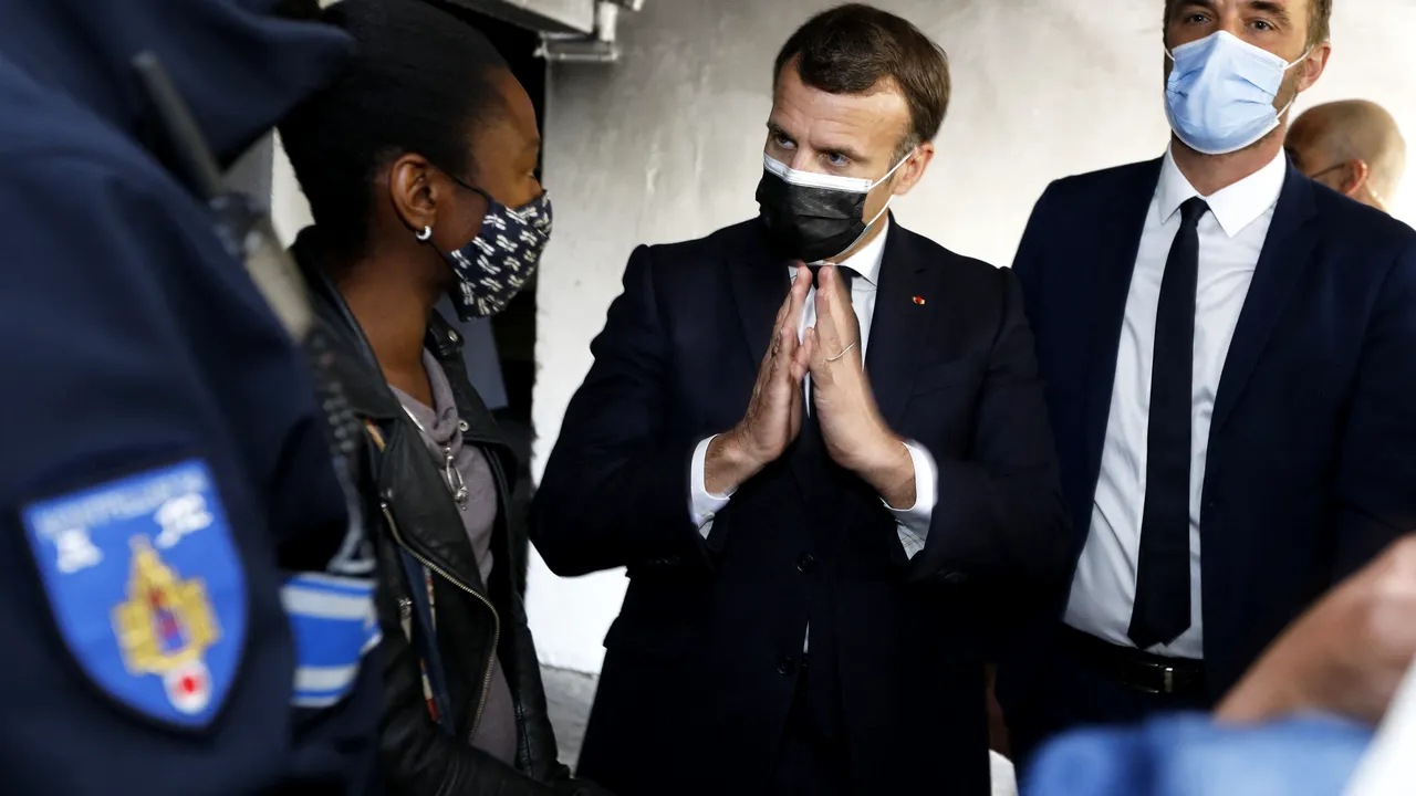 Francezii îi cer demisia lui Emmanuel Macron