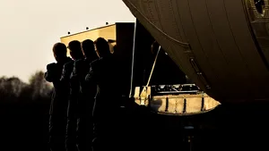 Alte cinci sicrie ce conţin rămăşiţe umane ale victimelor zborului MH17 au ajuns în Olanda