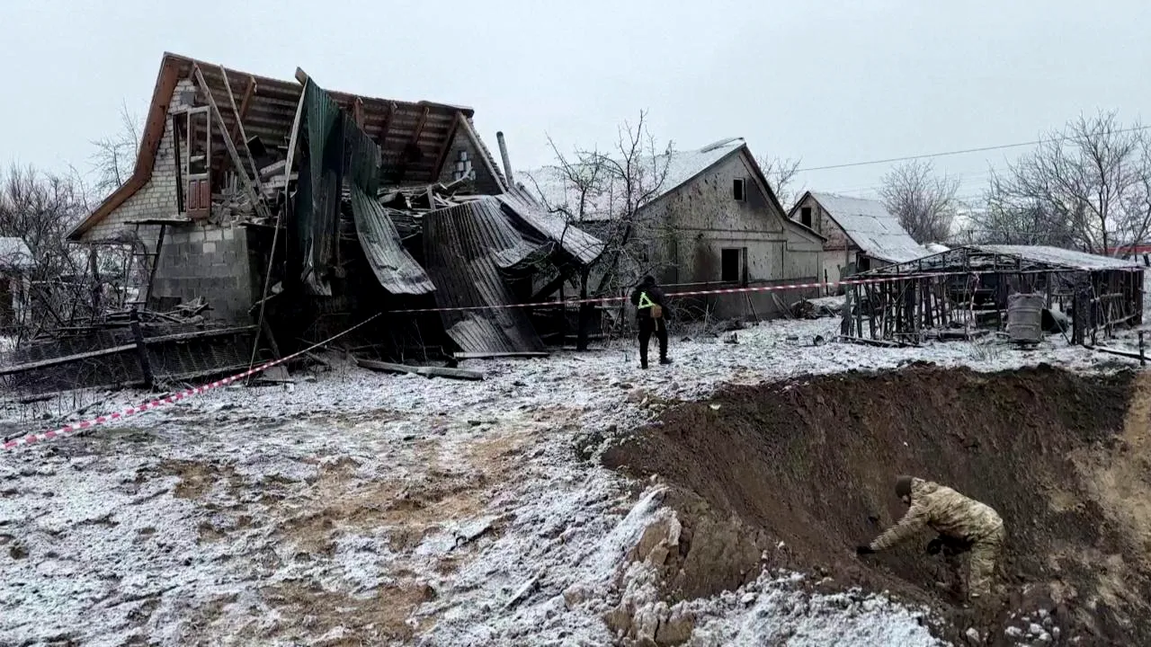 Rachetele balistice ruseşti cu rază lungă fac ravagii lângă Kiev: craterul rămas în districtul Darniţki

