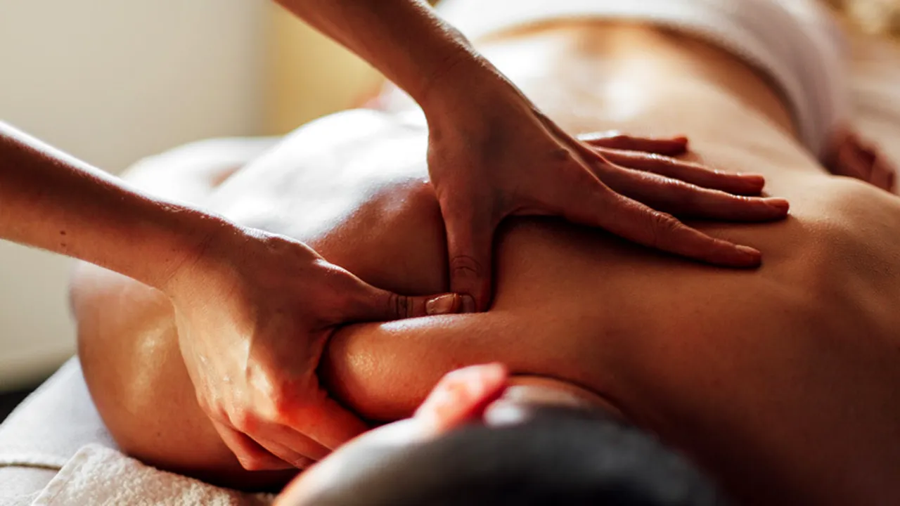 O femeie din Braşov, care oferea servicii de masaj erotic la domiciliu, a fost tâlhărită de unul dintre clienţi
