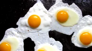 Nivelul de colesterol trebuie monitorizat cu atenţie încă din jurul vârstei de 30 de ani