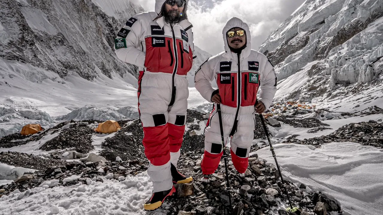 Un fost militar, cu ambele picioare amputate, a urcat pe Everest: „a făcut istorie”