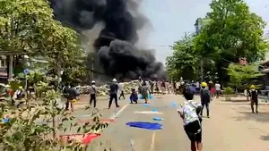 Zeci de protestatari au fost împuşcaţi mortal în Myanmar. Incident armat la Centrul Cultural al SUA
