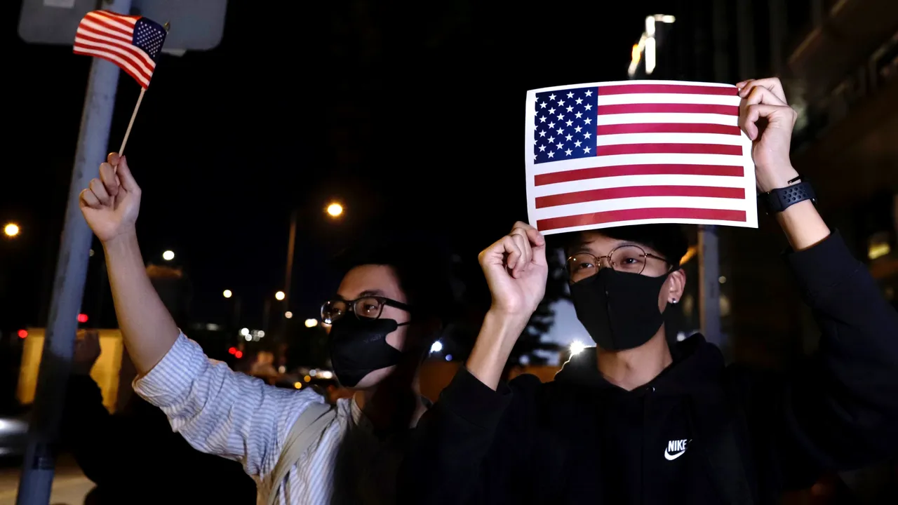 Poliţia din Hong Kong a folosit gaze lacrimogene împotriva protestatarilor. Manifestanţii le-au mulţumit americanilor pentru susţinere