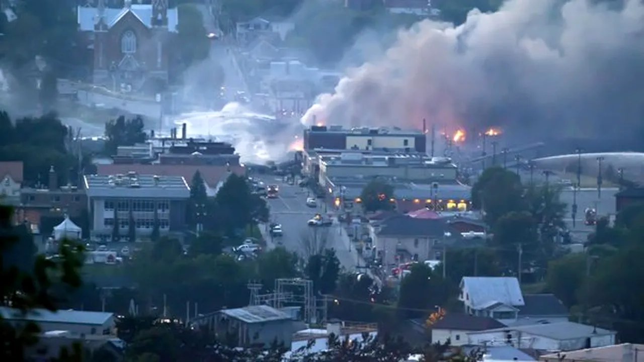 TRAGEDIA din CANADA: Bilanţul victimelor exploziei trenului cu petrol din Quebec s-a ridicat la 13 morţi. O sută de mii de litri de petrol vor ajunge în fluviul Saint-Laurent