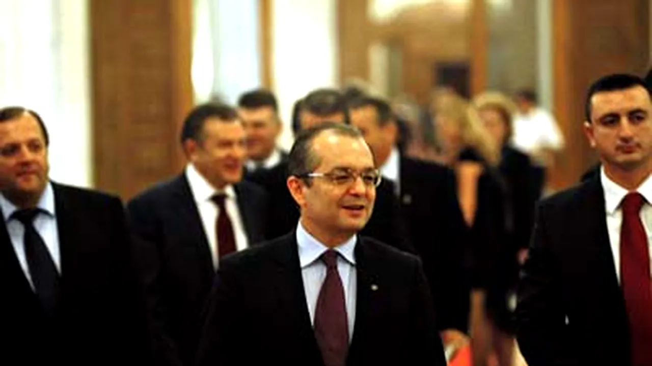 Premierul Boc lovit în plin de un cameraman neatent, pe holul Parlamentului
