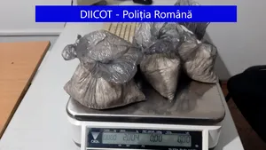 Patru kilograme de droguri confiscate în urma unui flagrant în Bistriţa-Năsăud