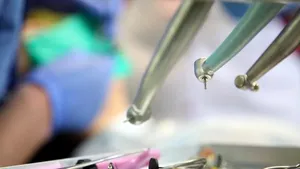 Decizie demnă de Kafka: Un igienist dentar de origine română din Canada şi-a pierdut licenţa pentru că şi-a tratat soţia. În plus, a fost acuzat de abuz sexual al unui pacient 