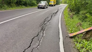 Drum din județul Bacău, distrus de ploi. Traficul este semaforizat