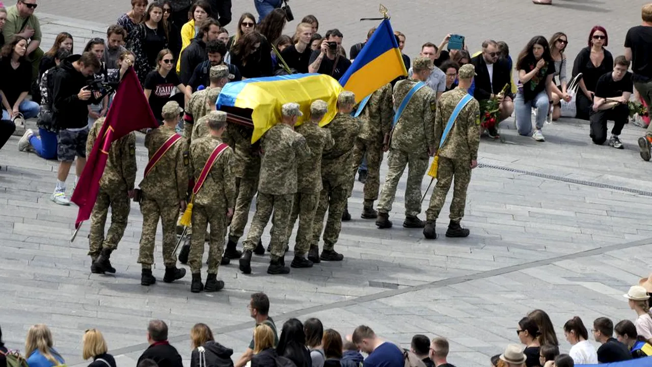 Sute de persoane au participat în Kiev la funeraliile activistului ucrainean de 24 de ani, ucis de ruşi 