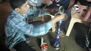 Narghileaua, mai dăunătoare decât ţigara