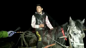 Povestea lui Sergiu, împins de sărăcie şi coronavirus să meargă călare 40 de km la maternitate în Iaşi: “Cu banii de taxi, trebuie să le iau mâncare copiilor” 