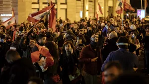 Zeci de răniţi după noi confruntări violente între forţele de ordine şi protestatarii antiguvernamentali la Beirut