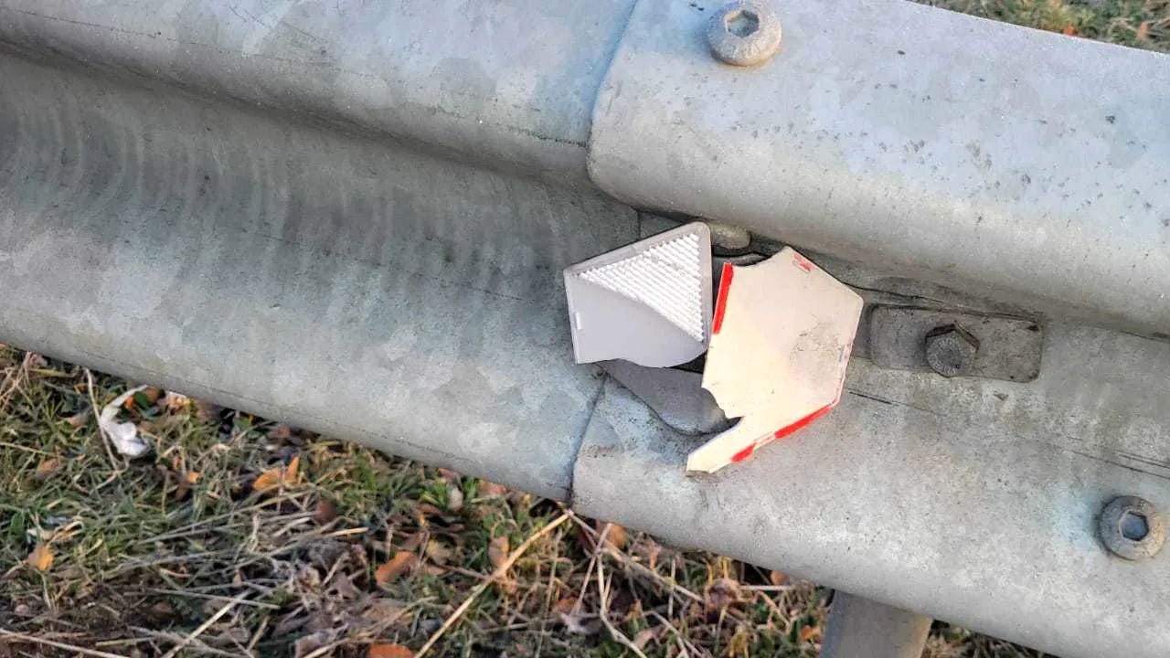 Vandalizare de proporţii: peste 400 de elemente reflectorizante distruse pe DN13E, în Covasna