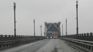 Trafic restricţionat pe podul Giurgiu-Ruse, din cauza afectării structurii de rezistenţă. Podul are o gaură de un metru în partea bulgară