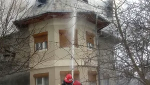 Incendiu puternic la o casă din zona Băneasa din Bucureşti - FOTO