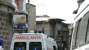 Şofer beat încătuşat la Iaşi de Revelion, după ce a refuzat să dea prioritate unei ambulanţe