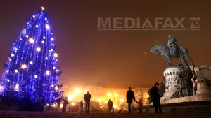 Cluj: Primarul Emil Boc a aprins luminile de sărbători în Piaţa Unirii, împreună cu zeci de copii