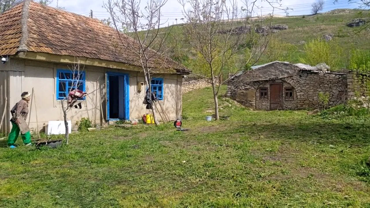Un sat din Moldova atrage turiști cu ajutorul caselor de hobbiți